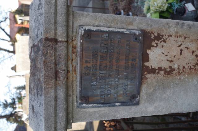 Pomnik nagrobny Marii Fontany przed rozpoczęciem prac remontowo-konserwatorskich