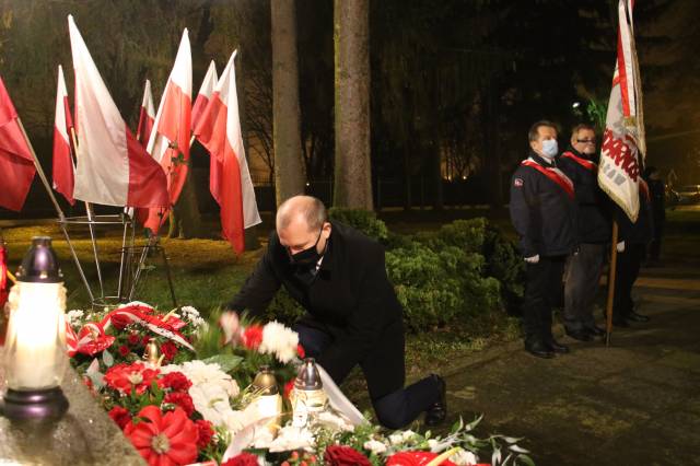 Kwiaty pod pomnikiem  bł. ks. Jerzego Popiełuszki złożył zastępca burmistrza Dariusz Tracz