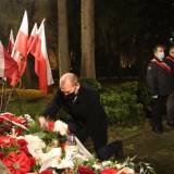 Kwiaty pod pomnikiem  bł. ks. Jerzego Popiełuszki złożył zastępca burmistrza Dariusz Tracz
