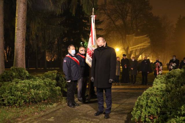 Zastępca burmistrza Dariusz Tracz przed pomnikiem bł. ks. Jerzego Popiełuszki 