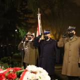 Kwiaty pod pomnikiem  bł. ks. Jerzego Popiełuszki złożyli przedstawiciele służb mundurowych