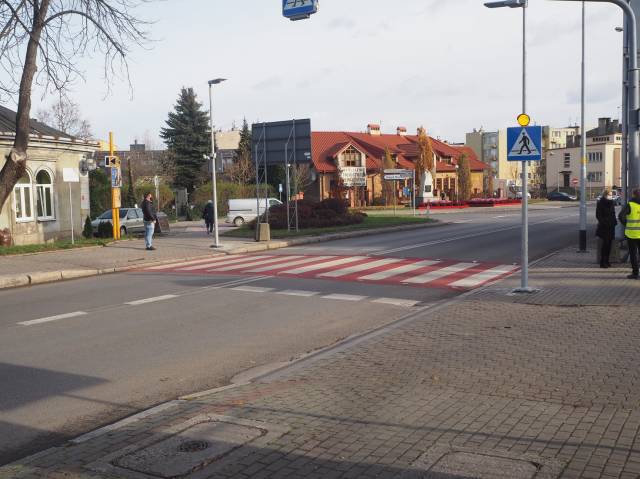 Ulica 3-go Maja w Jarosławiu z nowym przejściem dla pieszych. Miejsce przy wjeździe na teren parafii pw. NMP Królowej Polski.