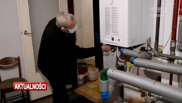 Mieszkaniec Jarosławia uruchamia nowy piec gazowy w swoim domu.