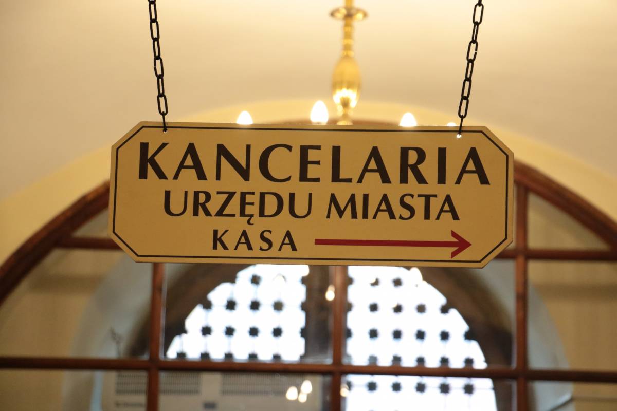 Tablica informująca o siedzibie kancelarii ogólnej oraz kasie w Urzędzie Miasta Jarosławia.
