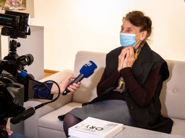 Artystka Irena Oryl udziela wywiadu dla TVP3 Rzeszów.