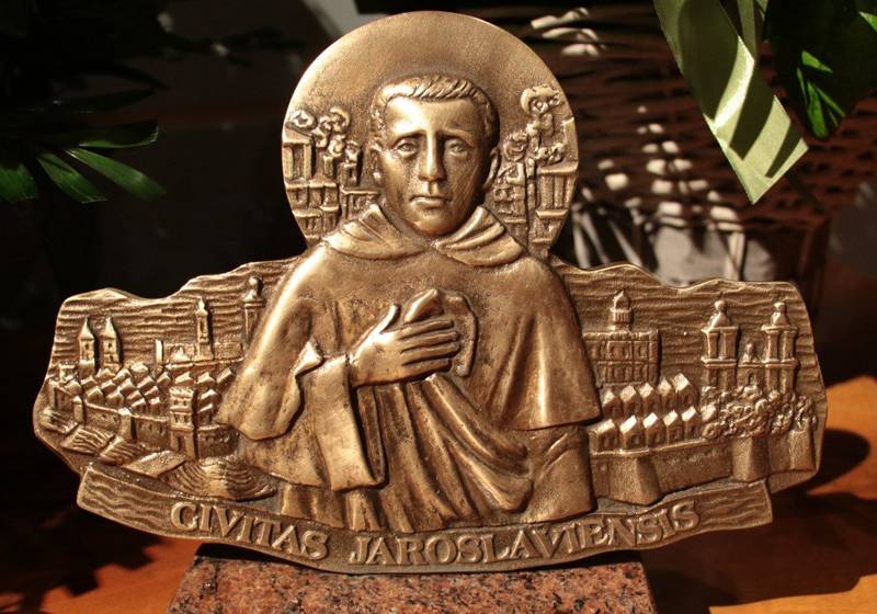 Statuetka z wizerunkiem dominikanina o. Michała Czartoryskiego na tle historycznego miasta Jarosławia. Wyróżnienie przyznawane honorowym obywatelom Jarosławia.