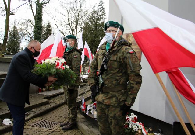 Zastępca burmistrza składa kwiaty przed tablicą poświęconą uczestnikom Powstania Styczniowego oraz bohaterowi płk. Leonowi Czechowskiemu