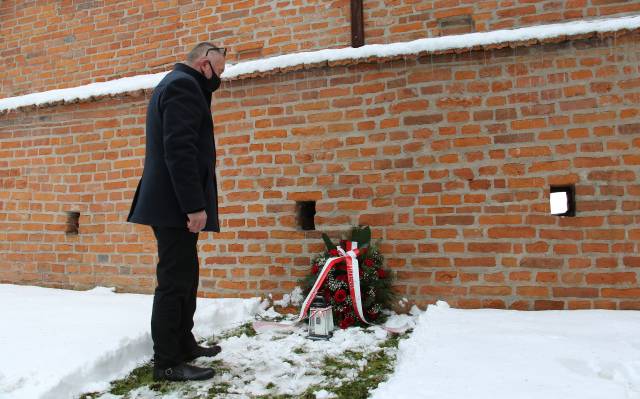 Zastępca burmistrza Wiesław Pirożek w symbolicznym miejscu kaźni przy murach jarosławskiego Opactwa