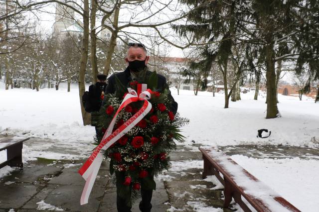 Zastępca burmistrza Wiesław Pirożek z wiązanką kwiatów 