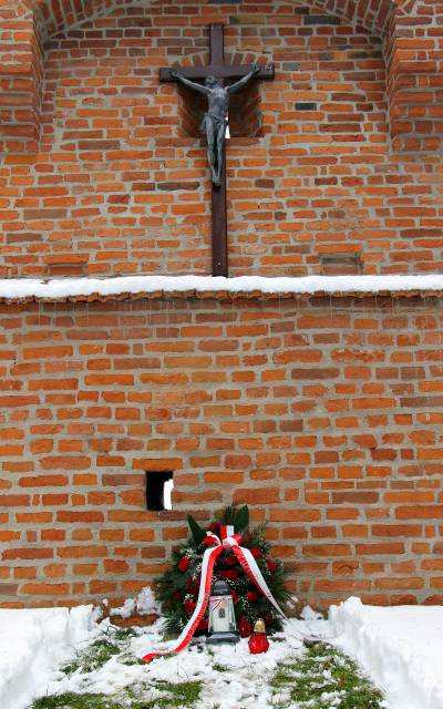 Symboliczne miejsce kaźni przed murem na terenie jarosławskiego opactwa