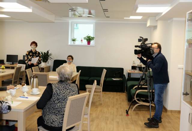 Operator TVP3 Rzeszów podczas realizacji materiału o nowo powstałym Dziennym Domu Senior + przy Pl. Mickiewicza 18.