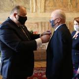 Burmistrz Waldemar Paluch dokonuje dekoracji medalami Prezydenta RP.