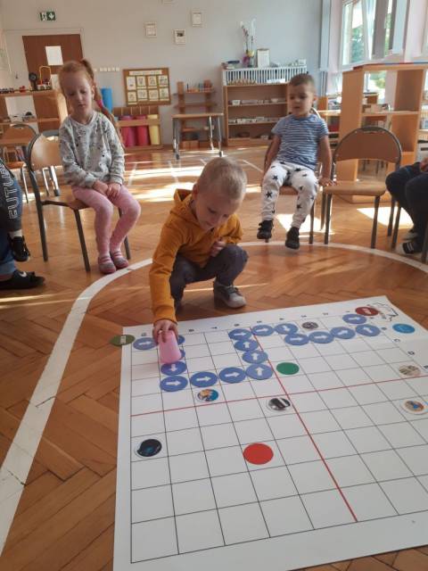 Uczniowie podczas zabawy kolorowymi kubkami uczą się kodowania