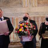 Przewodniczący Rady Miasta Jarosławia Szczepan Łąka odczytuje uroczysty akt nadania honorowego obywatelstwa