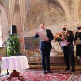 Przewodniczący Rady Miasta Jarosławia Szczepan Łąka odczytuje uroczysty akt nadania honorowego obywatelstwa