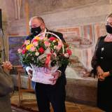 Burmistrz Waldemar Paluch wręcza Irenie Oryl kosz kwiatów