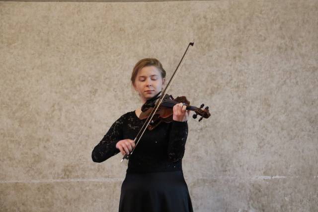 Julia Zarzecka uświetniła uroczystość mini recitalem skrzypcowym
