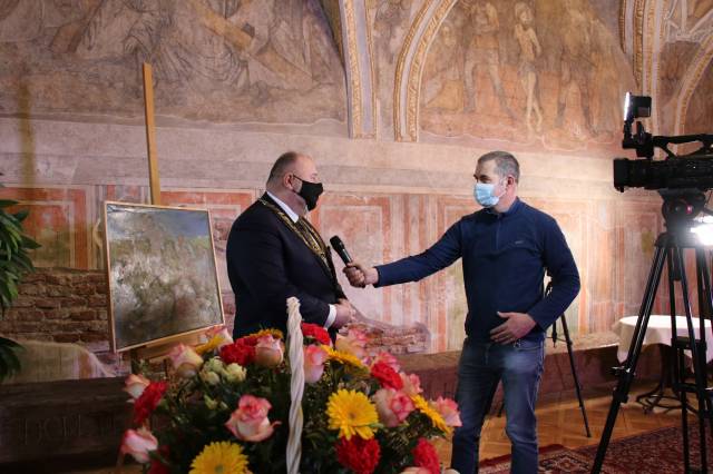 Burmistrz Waldemar Paluch udziela wywiadu lokalnej telewizji POD24