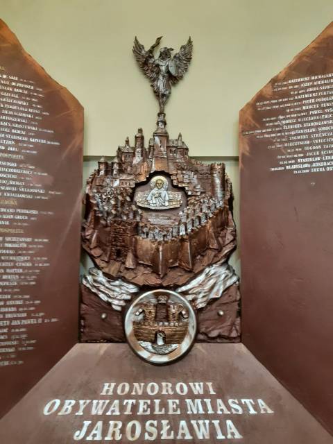 Tablica poświęcona honorowym obywatelom w głównym holu jarosławskiego ratusza