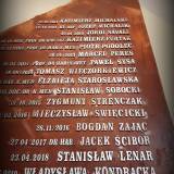 Tablica poświęcona honorowym obywatelom w głównym holu jarosławskiego ratusza