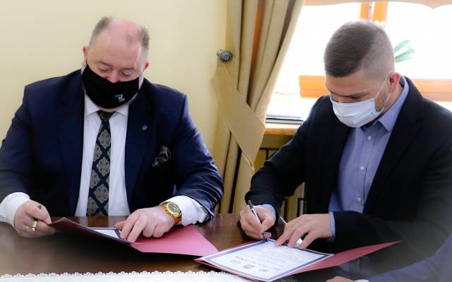 Burmistrz Waldemar Paluch oraz działacz TS MKS San prezes Hubert Hołowaty podpisują porozumienie