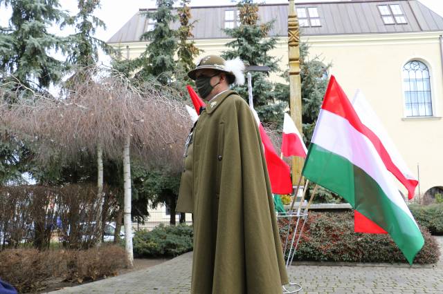 Przedstawiciele służb mundurowych składają kwiaty przed pomnikiem przyjaźni polsko-węgierskiej