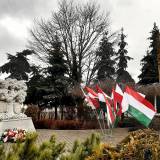 Pomnik przyjaźni polsko-węgierskiej oraz kopijnik z flagami węgierskimi i polskimi w tle 