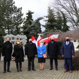 Uczestnicy uroczystości przed pomnikiem przyjaźni polsko-węgierskiej 