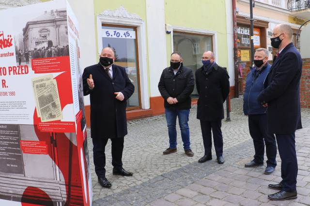 Burmistrz Waldemar Paluch otwiera wystawę "Tu rodziła się Solidarność"