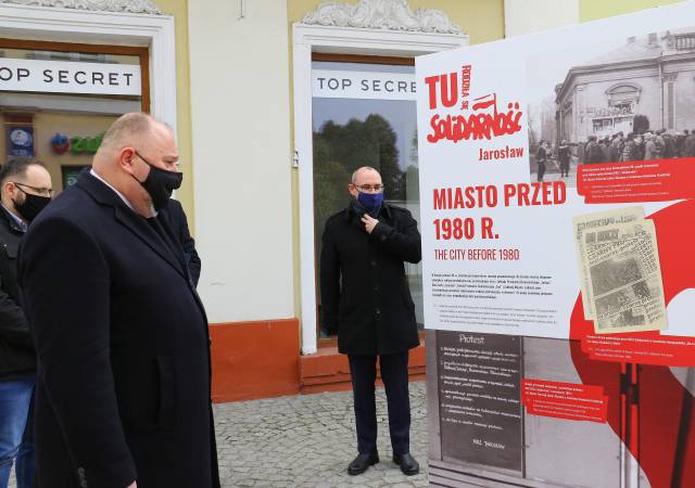 Burmistrz Waldemar Paluch przed planszą dedykowaną Solidarności w Jarosławiu 