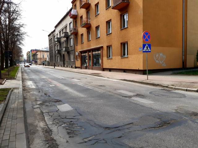 Fragment chodnika i ulicy Kraszewskiego
