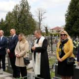 Uczestnicy uroczystości przy grobie śp. Teresy Kraus na Nowym Cmentarzu przy ul. Krakowskiej.