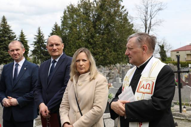Uczestnicy uroczystości przy grobie śp. Teresy Kraus na Nowym Cmentarzu przy ul. Krakowskiej.