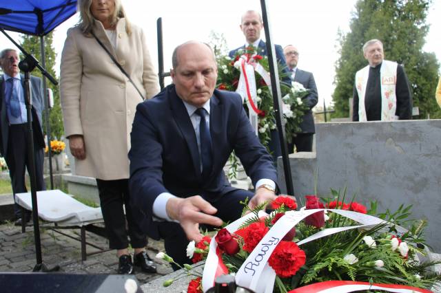 Przewodniczący Rady Miasta Jarosławia Szczepan Łąka składa kwiaty na grobie śp. Teresy Kraus.