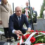 Przewodniczący Rady Miasta Jarosławia Szczepan Łąka składa kwiaty na grobie śp. Teresy Kraus.