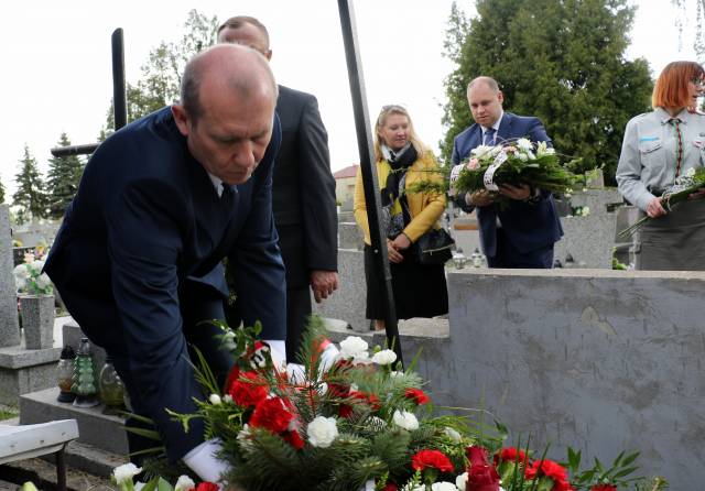Zastępca burmistrza Dariusz Tracz składa kwiaty na grobie śp. Teresy Kraus.