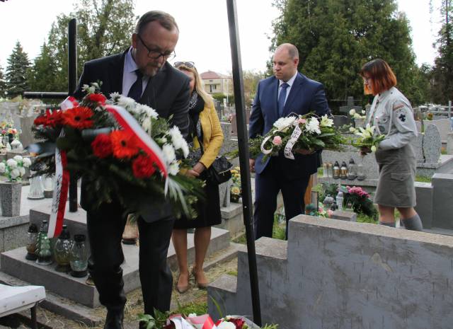 Starosta Jarosławski Stanisław Kłopot składa kwiaty na grobie śp. Teresy Kraus.