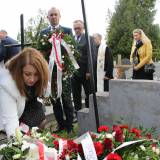 Dyrektor biura poselskiego Tadeusza Chrzana Monika Romaniec składa kwiaty na grobie śp. Teresy Kraus.