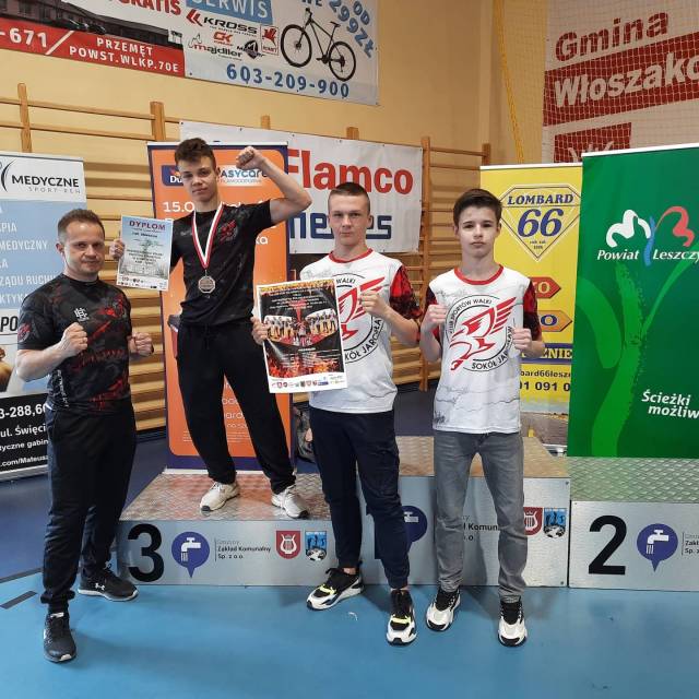 Od lewej Jacek Bronowski, Igor Bronowski z medalem Mistrzostwa Polski, Filip Pieszko, Kacper Szymczakiewicz.