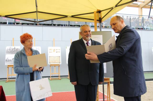 Przewodniczący Rady Miasta Jarosławia przekazuje tekst uchwały Witoldowi Hasplowi