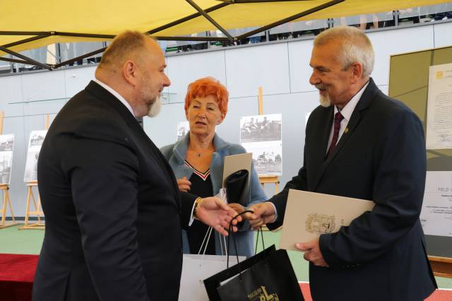Burmistrz Waldemar Paluch składa gratulacje Witoldowi Hasplowi