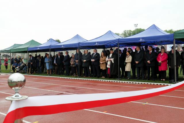Uczestnicy uroczystości otwarcia stadionu im. M. Haspla