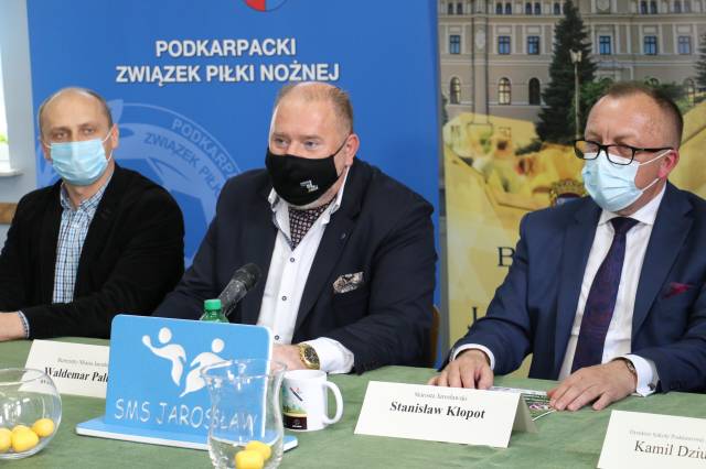Od lewej: Marcin Król, członek zarządu podkarpackiego ZPN, Waldemar Paluch, Burmistrz Miasta Jarosławia oraz Stanisław Kłopot, Starosta Jarosławski.