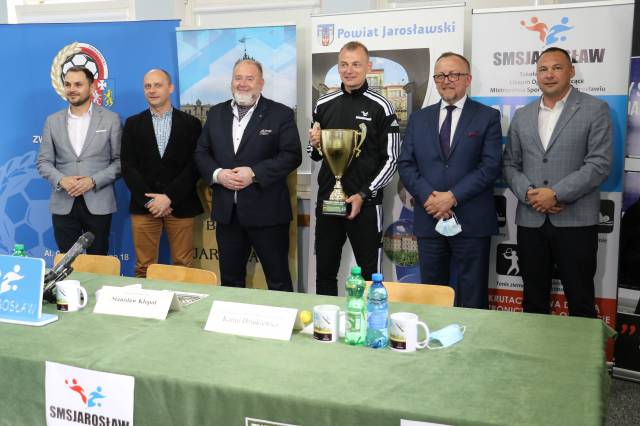 Uczestnicy losowania grup do turnieju finałowego "Śladami Bogdana Zająca" po jego zakończeniu z pucharem na turniej finałowy.