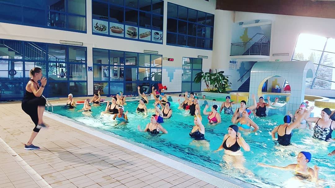 Uczestnicy zajęć aqua fitness na krytej pływalni MOSiR.