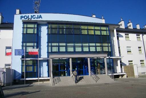Budynek Komendy Powiatowej Policji w Jarosławiu. Widok na główne wejście.