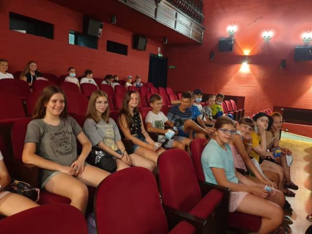 Uczniowie Szkoły Podstawowej nr 10 podczas seansu w kinie.