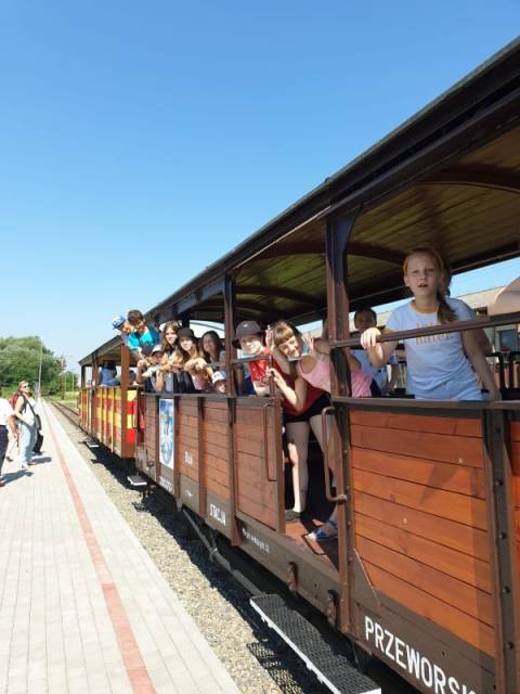 Uczniowie Szkoły Podstawowej nr 10  - przejazd kolejką wąskotorową "Pogórzanin".