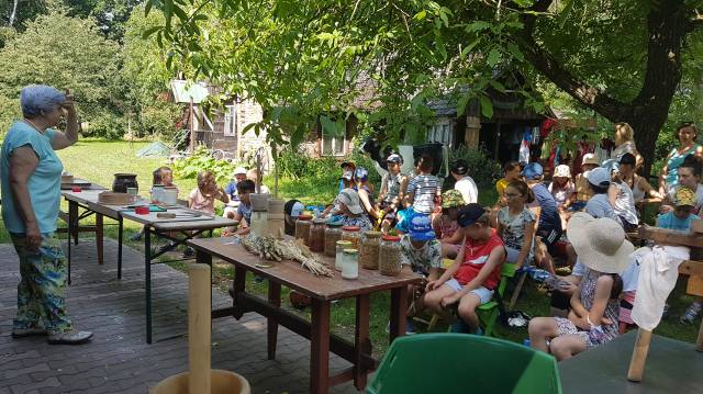 Warsztaty edukacyjne "Od ziarenka do bochenka" podczas wyjazdu do gospodarstwa agroturystycznego w Przychojcu.