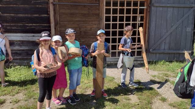 Wycieczka dzieci ze Szkoły Podstawowej nr 6 do Muzeum Kultury Ludowej Skansen w Kolbuszowej.